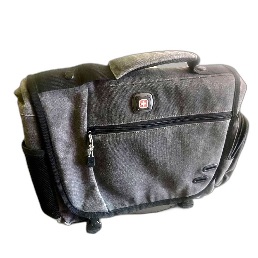 SwissGear Zinc DSLR Camera Messenger Bag in Great Condition